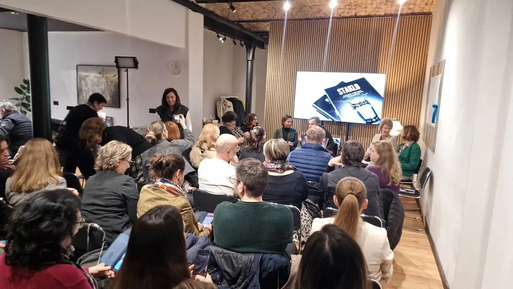 Tražilo se mesto više na promociji knjige „Staklo“ u Kanvasu